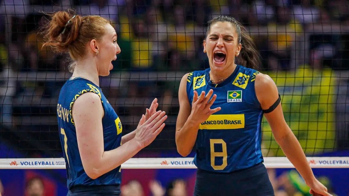 Júlia Kudiess com a camisa número 8 à direita de Julia Bergmann em jogo pelo Brasil