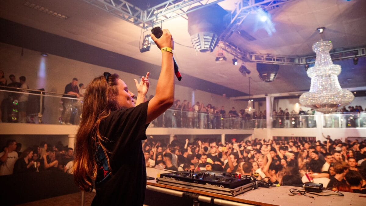 A Maneira DJ, nome artístico de Sophia, transformou um convite despretensioso em 2022 em uma carreira promissora (Foto: Acervo pessoal, Reprodução)