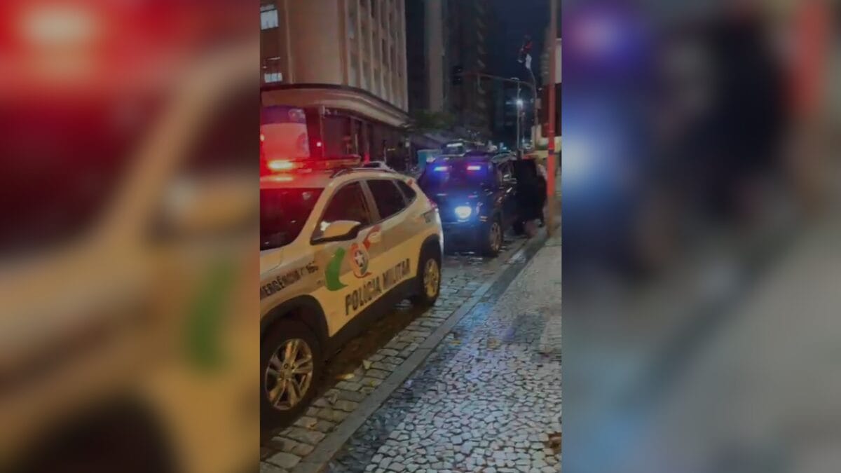 Manifestante é presa em Florianópolis em ato a favor das cotas raciais em universidades de SC