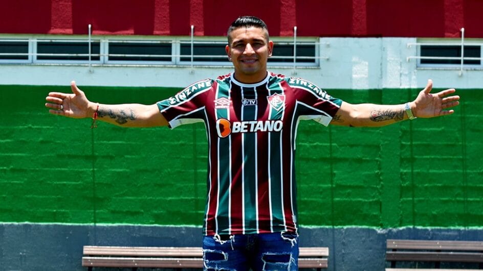 Mario Pineida na apresentação no Fluminense