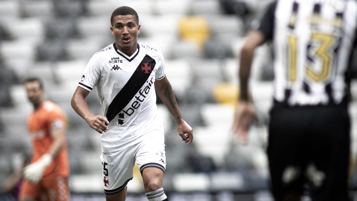 Mateus Cocão em ação contra o Atlético-MG