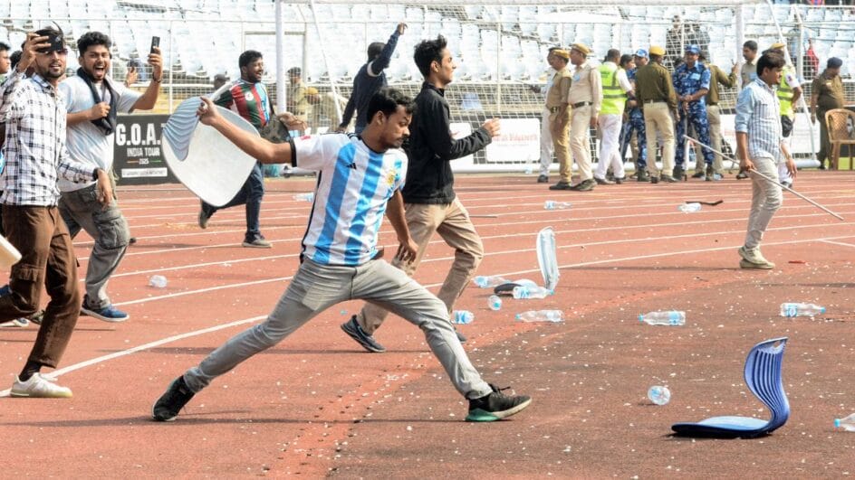 Fãs de Messi se revoltam e invadem estádio na Índia