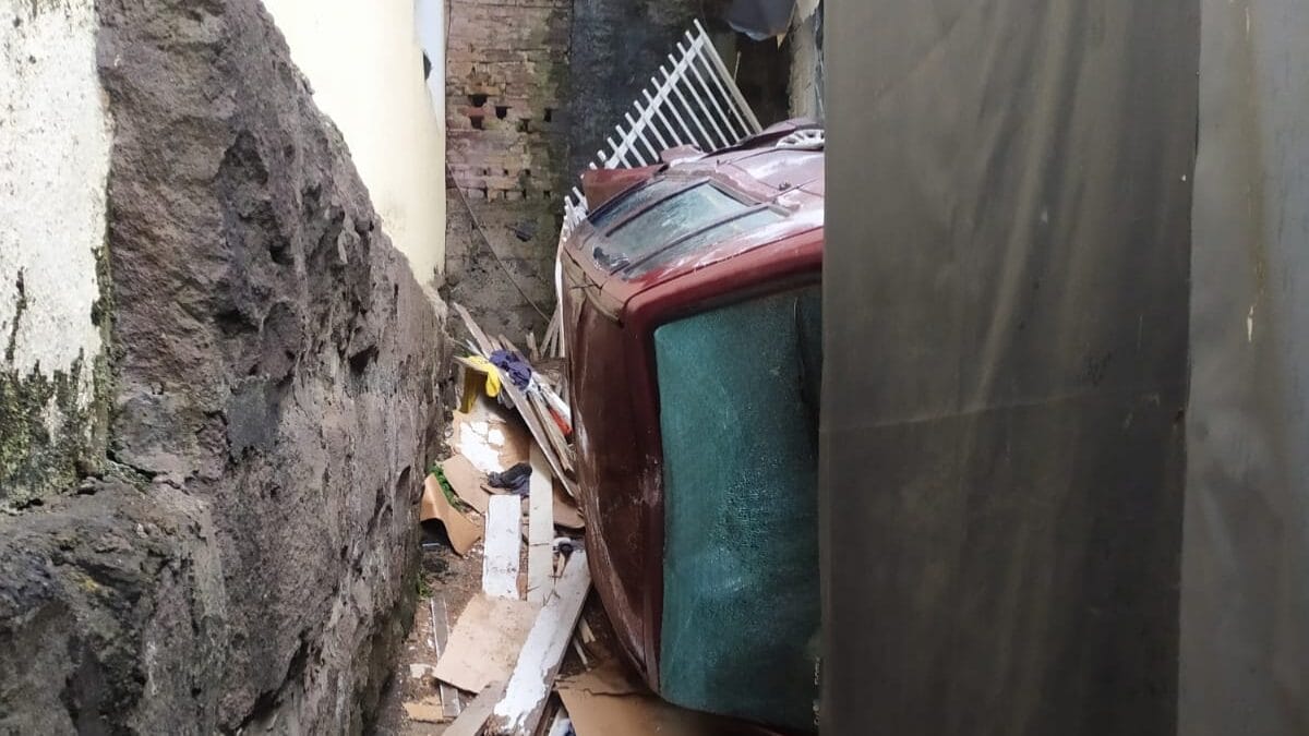 Veículo tombado e destruído ao lado de muro após acidente registrado em 9/12/2025 em Joaçaba, com danos estruturais visíveis.