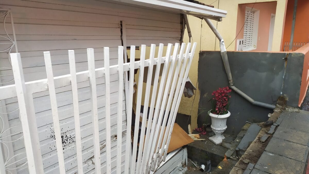 Fachada de casa com grade quebrada e paredes danificadas após acidente ocorrido em 9/12/2025 em Joaçaba.