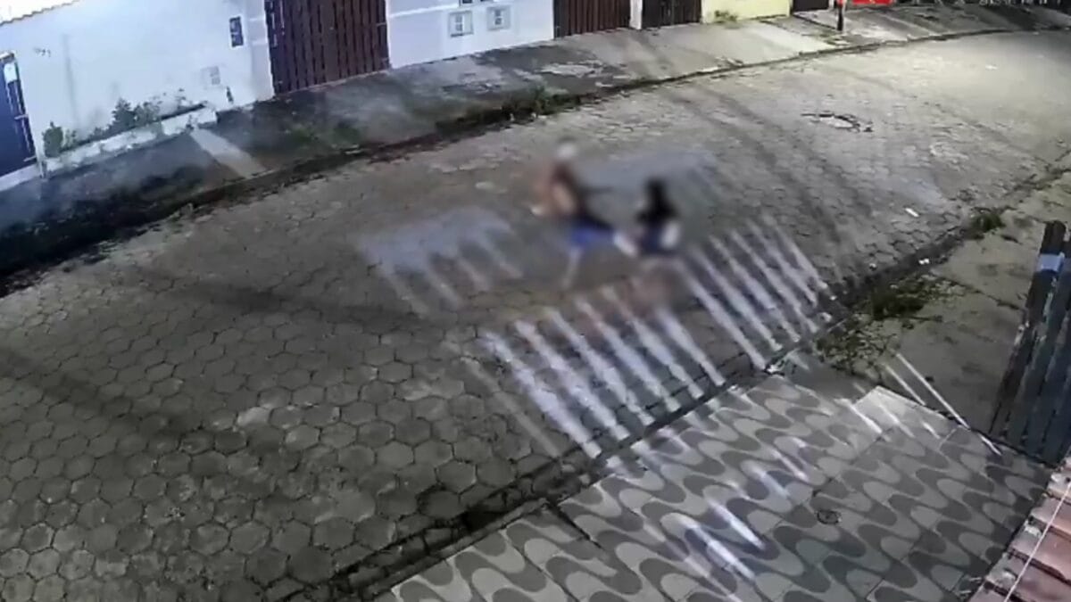 Câmera registra mulher sendo espancada pelo companheiro e desmaiando no meio da rua em SP