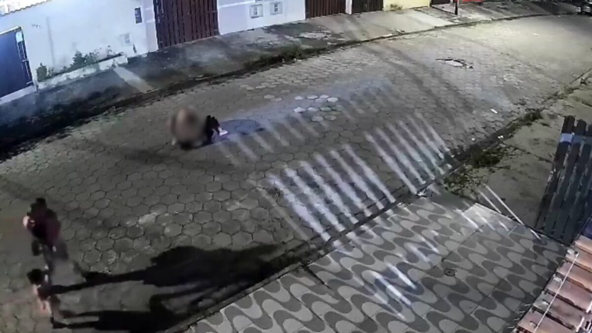 Câmera registra mulher sendo espancada pelo companheiro e desmaiando no meio da rua em SP