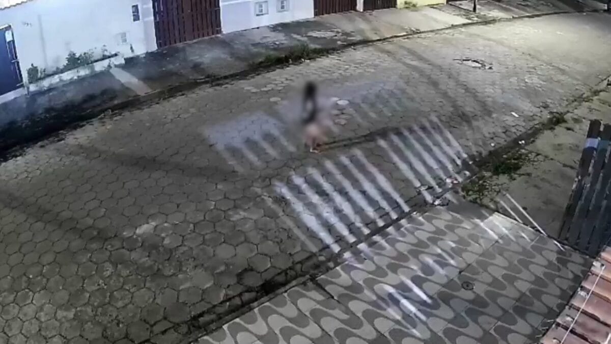 Câmera registra mulher sendo espancada pelo companheiro e desmaiando no meio da rua em SP