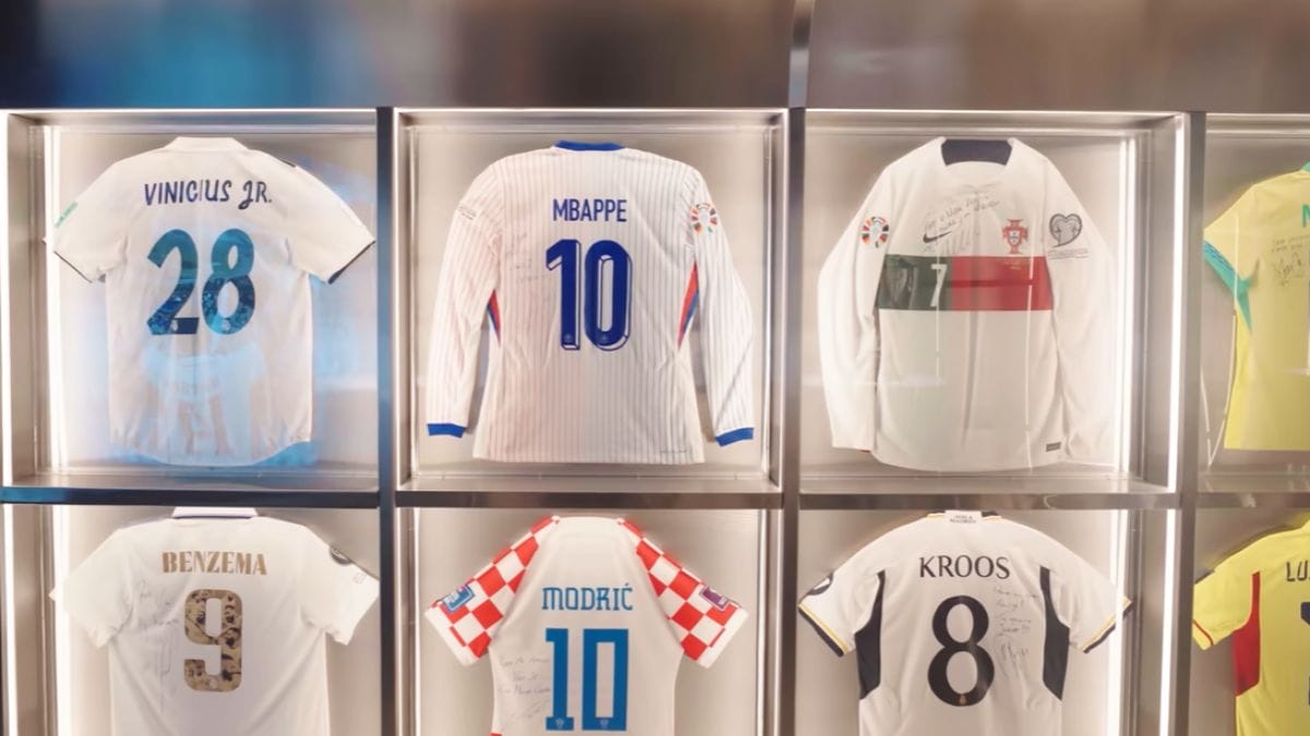 Camisas que Vini Jr. recebeu com dedicatórias e assinaturas