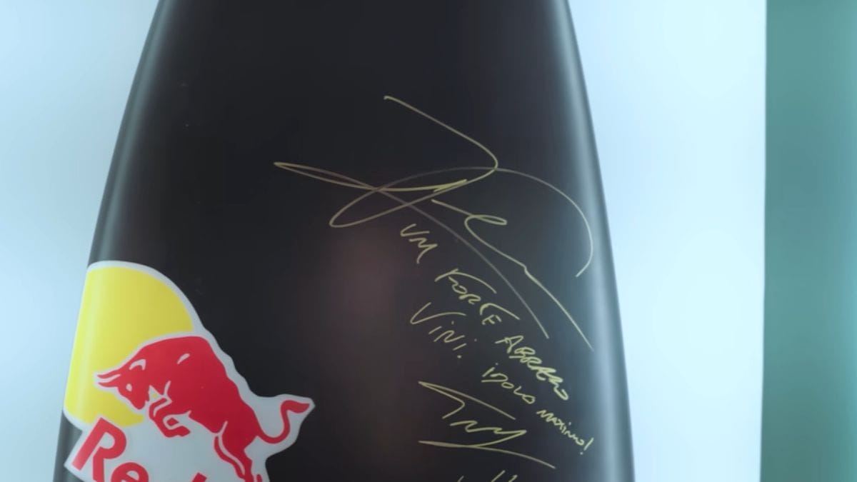 Dedicatória em prancha recebida por Vini Jr.