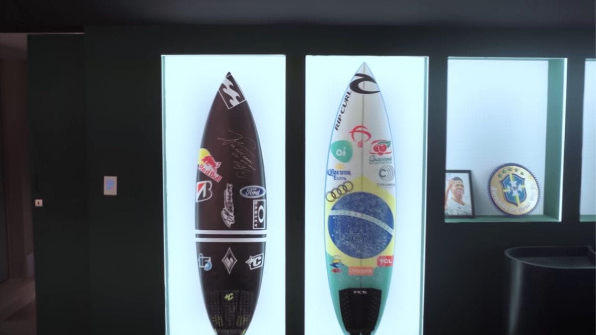 Pranchas que Vini Jr. recebeu e expostas no museu particular