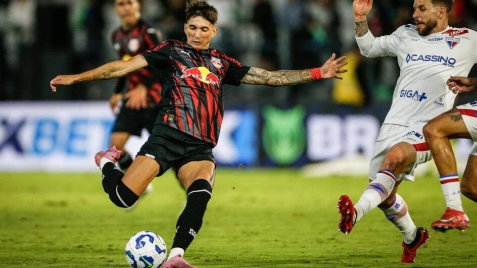 Nacho Laquintana, do Bragantino, chutando bola em disputa de posse com o Fortaleza pela Série A 2025