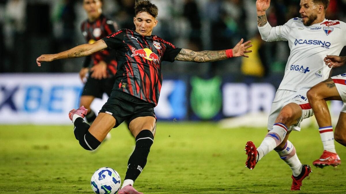 Nacho Laquintana, do Bragantino, chutando bola em disputa de posse com o Fortaleza pela Série A 2025