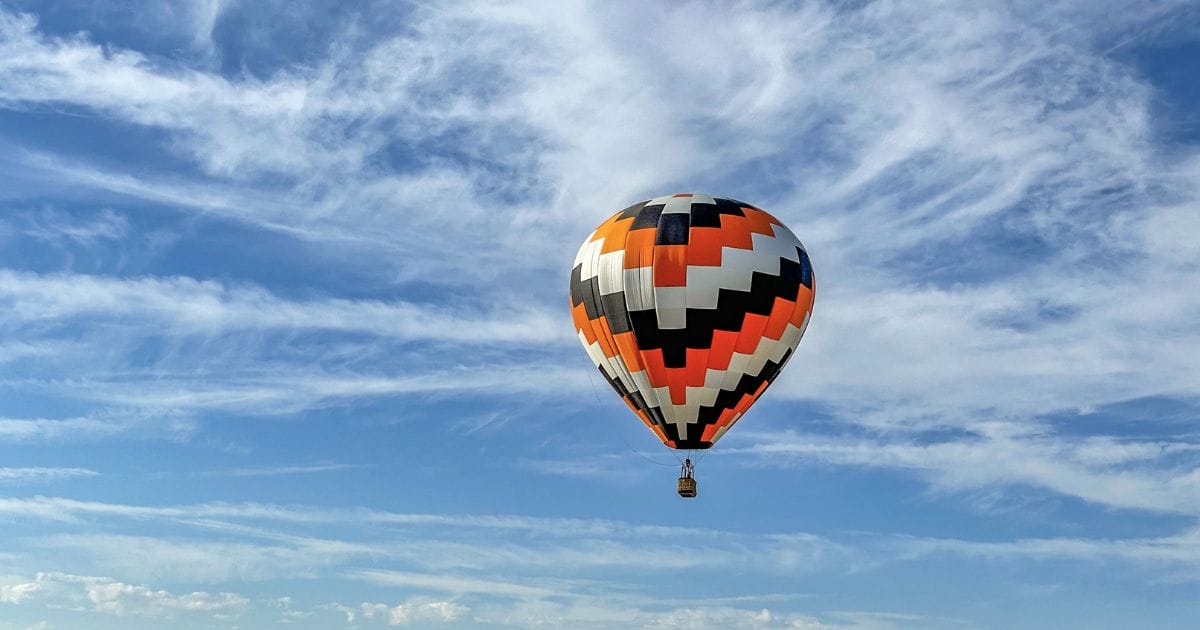 Balão de ar quente no céu
