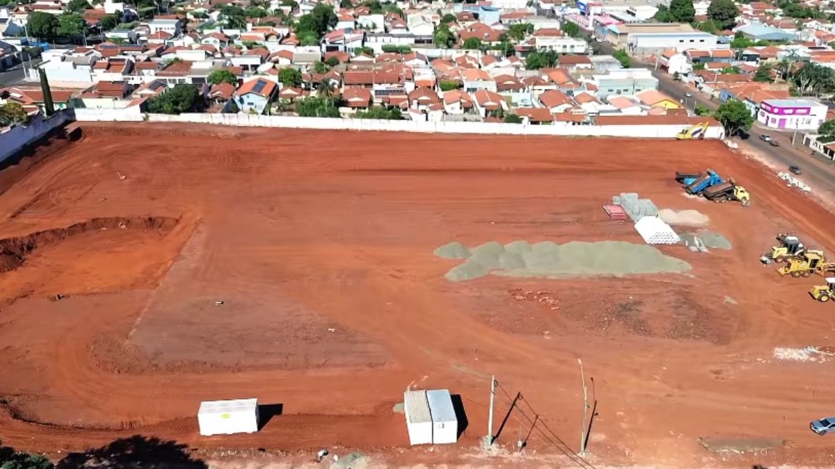 Estádio foi completamente demolido (Foto: Mega Drone Imagens Aéreas, Youtube, Reprodução)