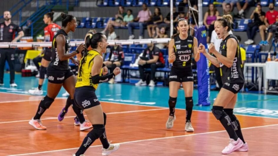 Praia Clube Vôlei começou com vitória no Mundial (Foto: Bruno Cunha, Praia Clube)