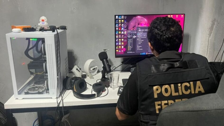 Agente da Polícia Federal em frente a um computador