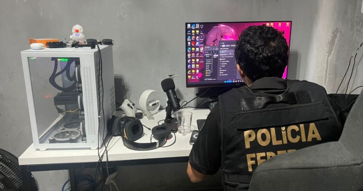 Agente da Polícia Federal em frente a um computador