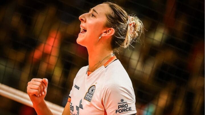 Jogadora do Osasco comemorando ponto