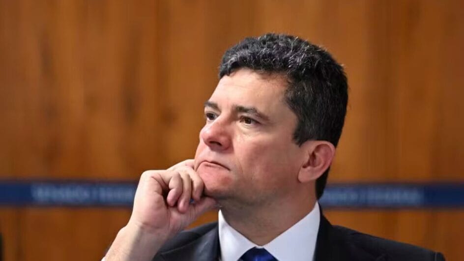 Foto mostra o ex-juiz Sérgio Moro sentado com as mãos apoiando a cabeça