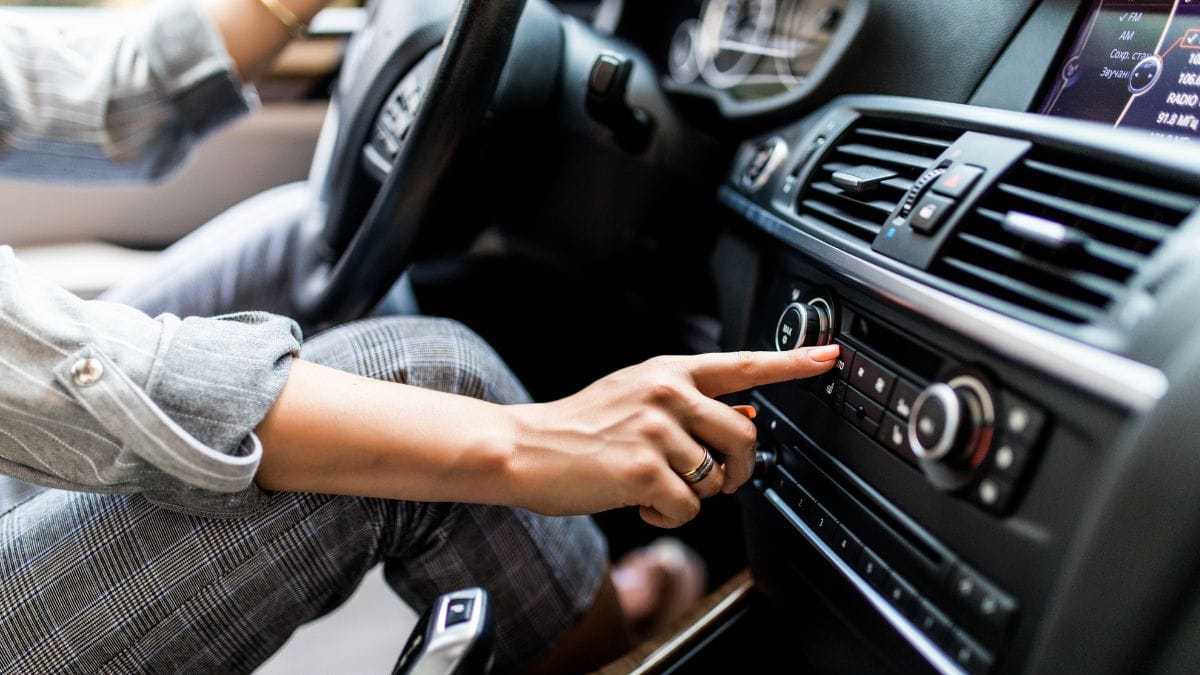 É possível usar o ar condicionado do carro sem gastar muito combustível (Foto: banco de imagens)