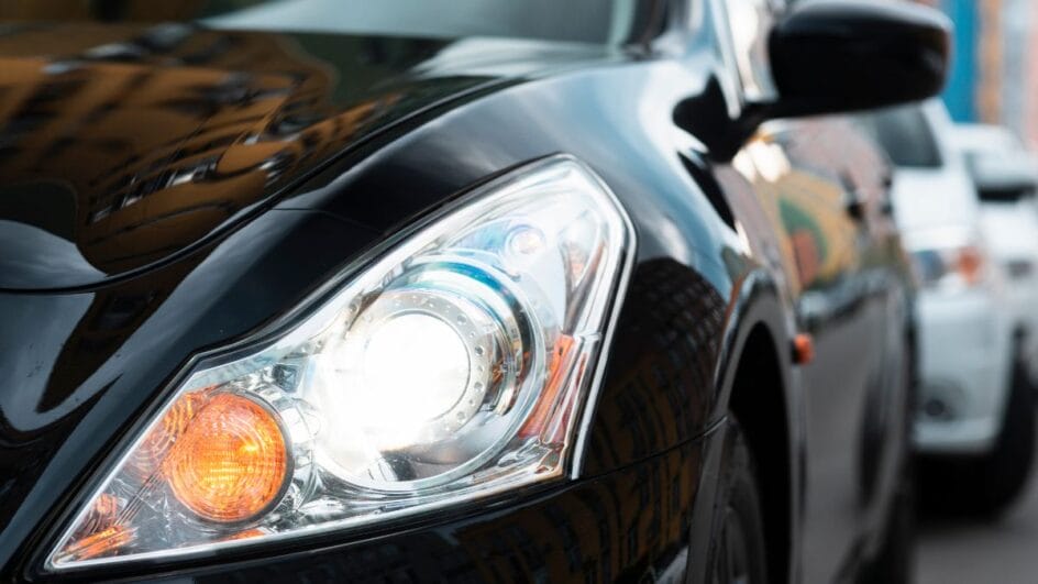 Uso do farol baixo é obrigatório em rodovias de pistas simples (Foto: banco de imagens)