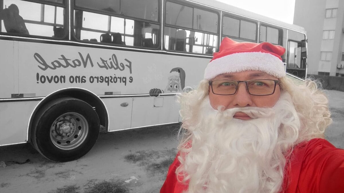 Motorista de &ocirc;nibus Andr&eacute; Fernandes de fantasia de Papai Noel em Palho&ccedil;a