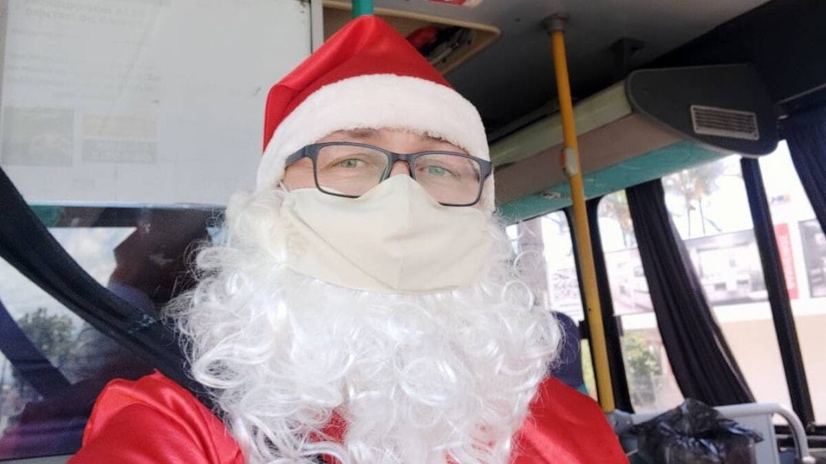 Motorista de &ocirc;nibus Andr&eacute; Fernandes de fantasia de Papai Noel em Palho&ccedil;a