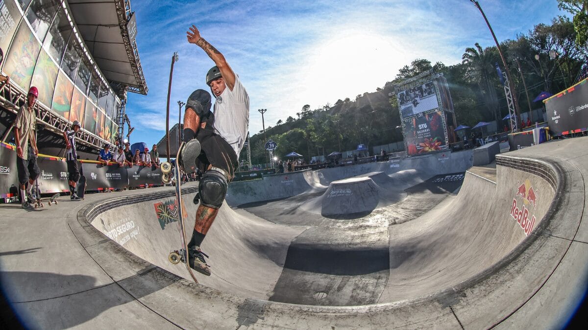 Pedro Carvalho realizando manobra de skate na final do STU National 2025