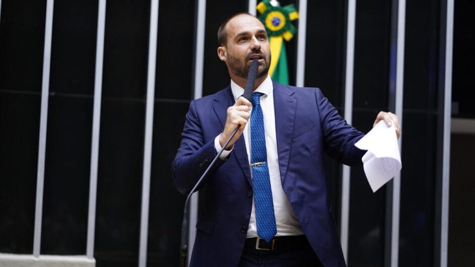 Por que Eduardo Bolsonaro cogita pedir passaporte de apátrida para ficar nos EUA