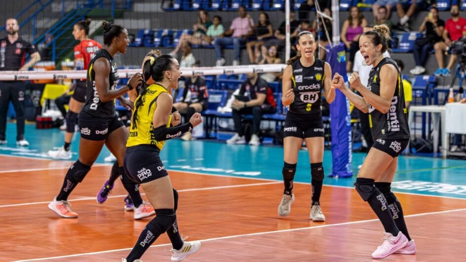 Jogadoras do Praia Clube celebram ponto contra o Sesi Bauru
