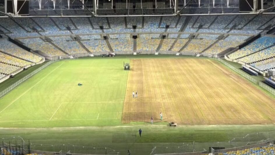 Processo de raspagem do gramado do Maracanã