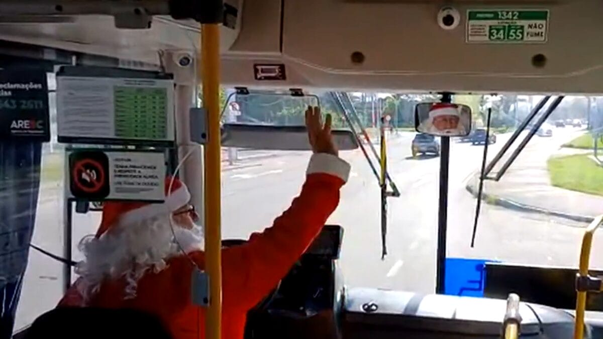 Motorista de &ocirc;nibus Andr&eacute; Fernandes de fantasia de Papai Noel em Palho&ccedil;a