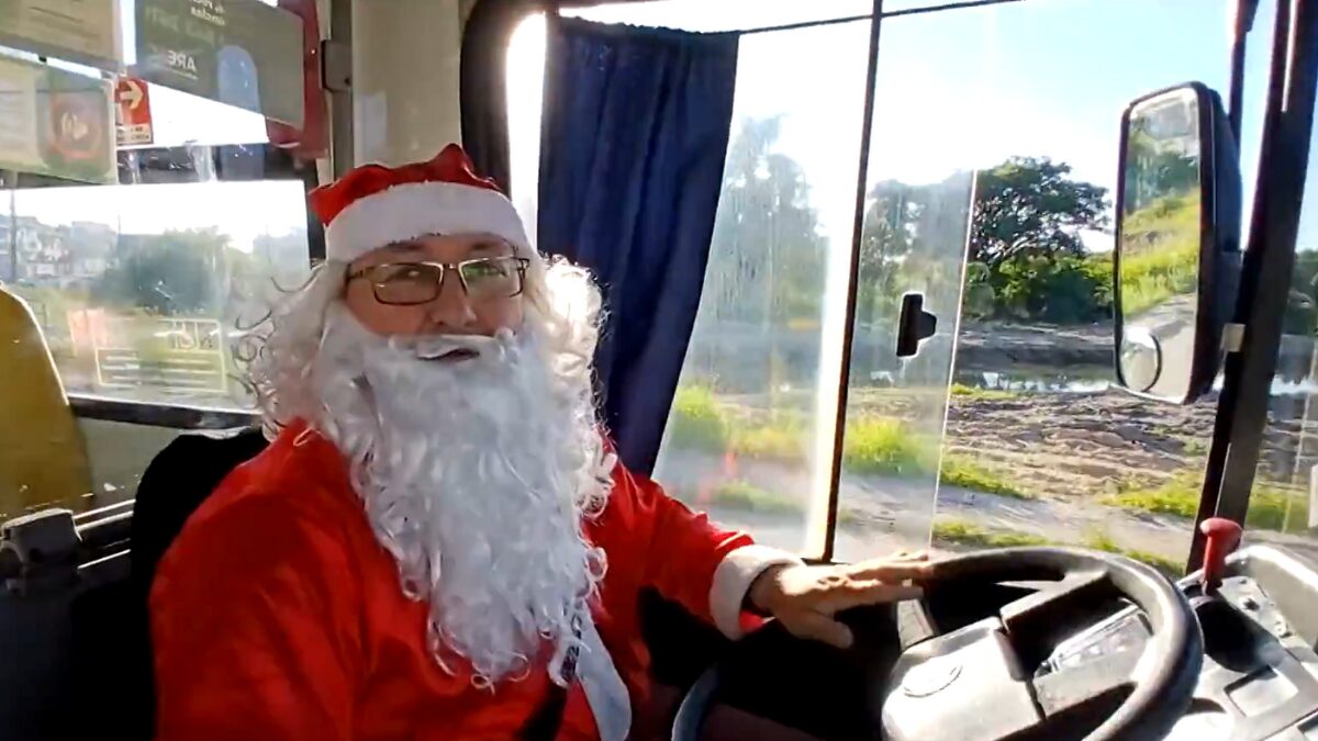 Motorista de &ocirc;nibus Andr&eacute; Fernandes de fantasia de Papai Noel em Palho&ccedil;a