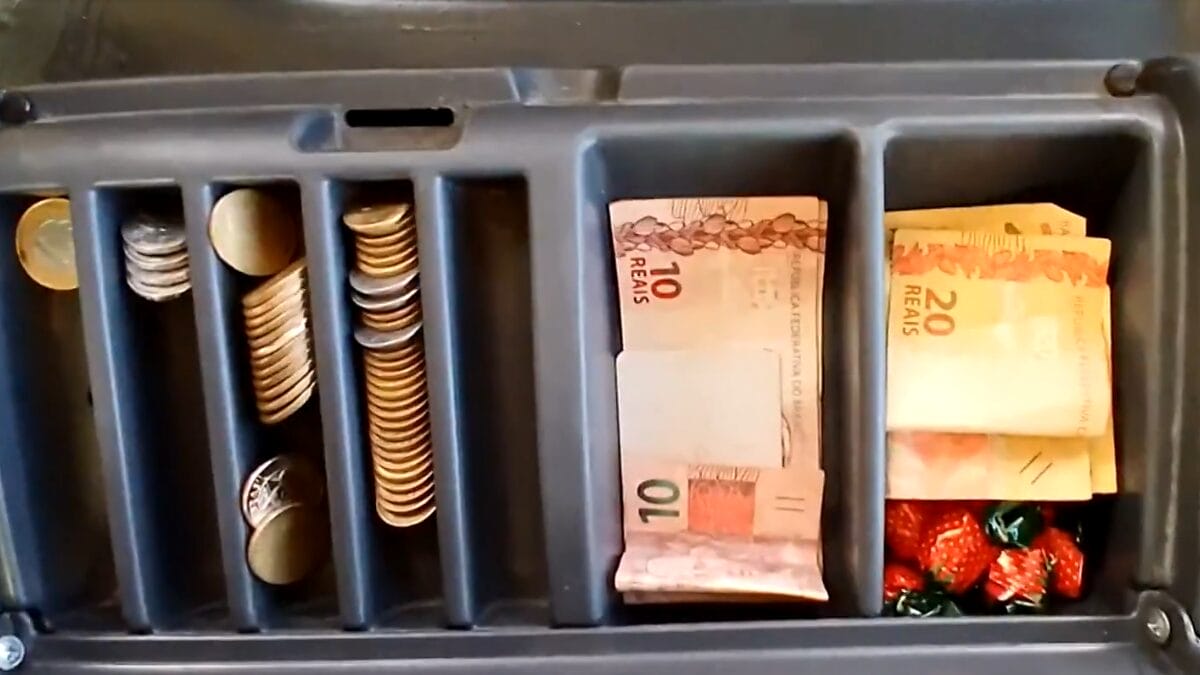 Motorista de &ocirc;nibus Andr&eacute; Fernandes de fantasia de Papai Noel em Palho&ccedil;a