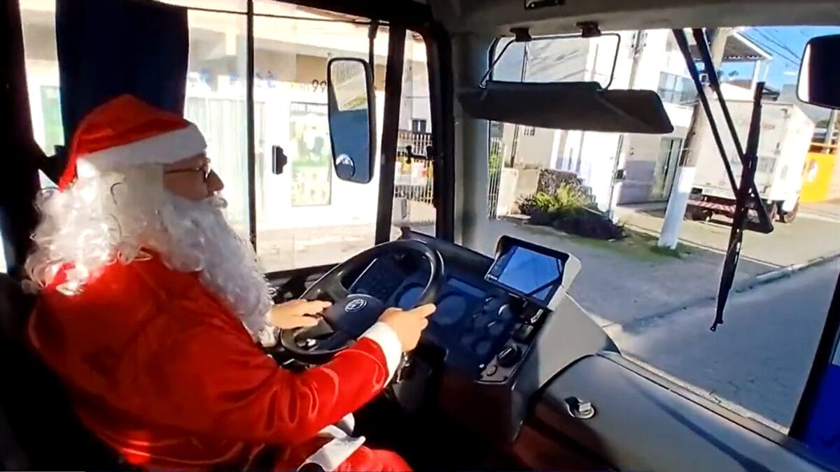 Motorista de &ocirc;nibus Andr&eacute; Fernandes de fantasia de Papai Noel em Palho&ccedil;a