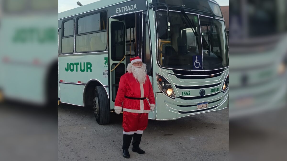 Motorista de &ocirc;nibus Andr&eacute; Fernandes de fantasia de Papai Noel em Palho&ccedil;a