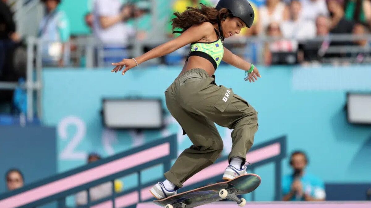 Rayssa Leal fazendo manobra de skate