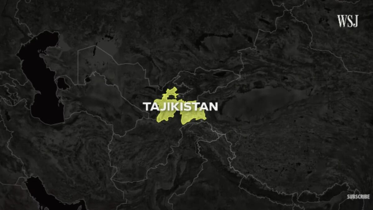 Mapa escuro com o país Tajiquistão destacado em verde claro e com o nome 'TAJIKISTAN' escrito em branco no centro.