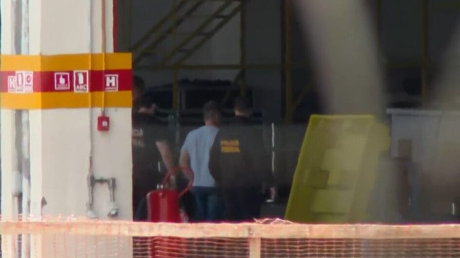 Silvinei Vasques deixou a sede da Polícia Federal (PF) por volta das 9h20min e embarcou em aviãod a corporação, que decolou às 10h (Foto: Globoplay, Reprodução)