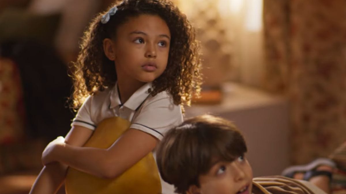 Sofia acha que participar dos golpes de Ellen e Hudson é diversão em Dona de Mim