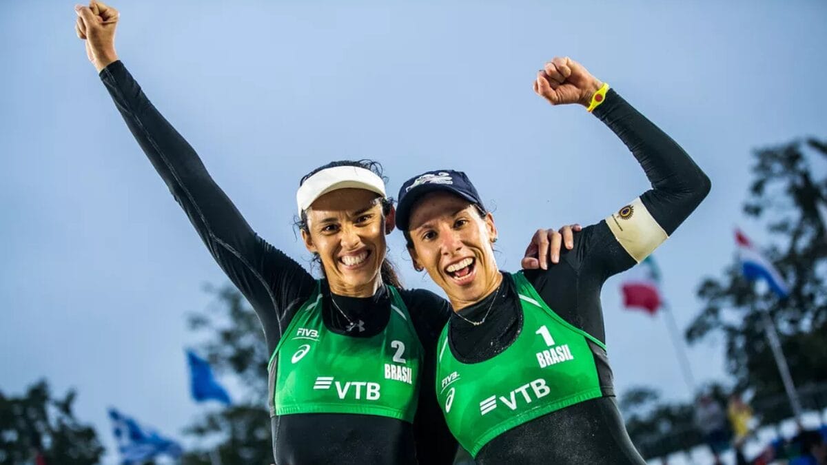 Taiana Lima e Talita comemorando com os braços para cima e punho fechado