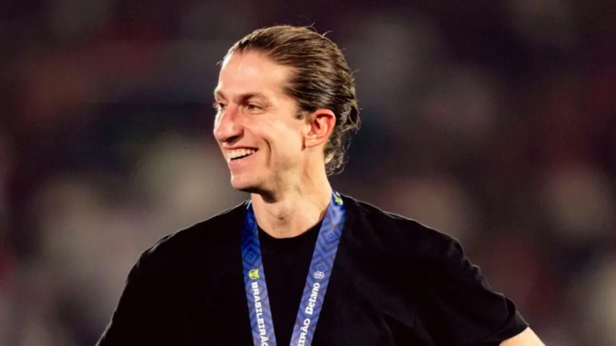 Técnico Filipe Luís do Flamengo sorrindo durante a premiação do Brasileirão
