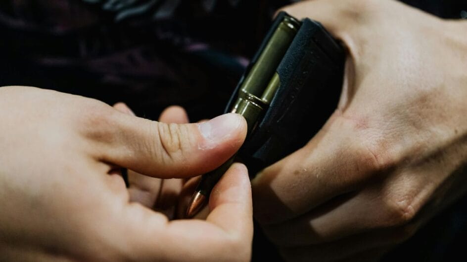 Pessoa carregando arma