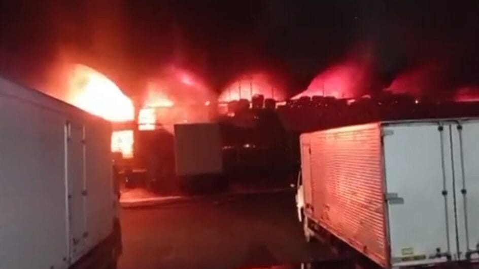 Pavilhões da Ceasa no RJ pegam fogo