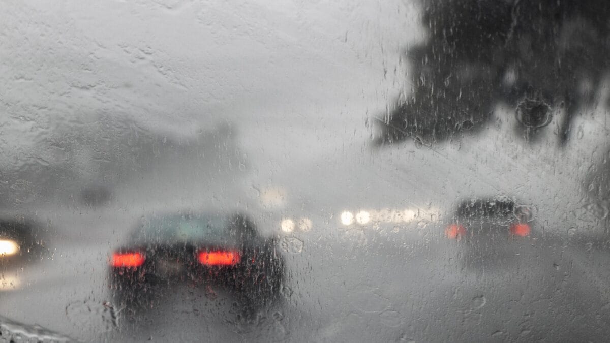 Imagem mostra chuva intensa em rodovia.