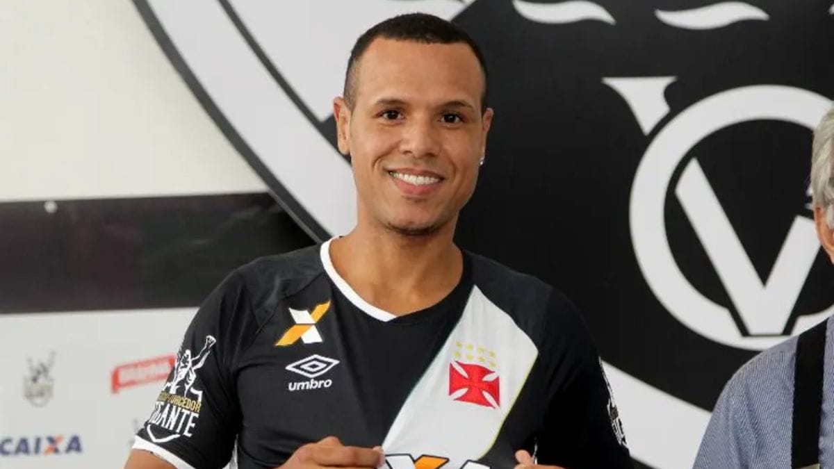 Luis Fabiano na apresentação no Vasco