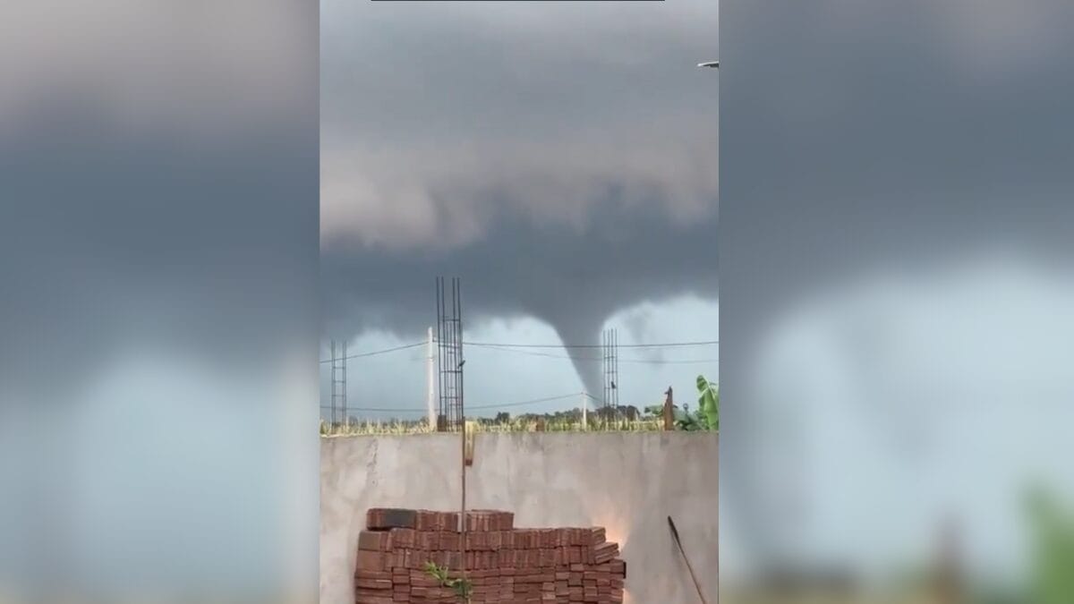 Imagem mostra um tornado se formando.