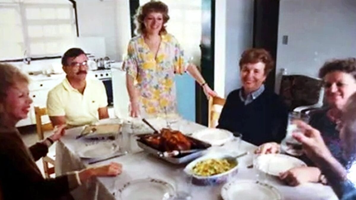 Com a ave já desenvolvida, Edésio Brandalise recebe amigos em sua casa, no Natal de 1987. No centro da mesa, o Chester. Perguntas sobre a criação da ave (e questionamentos sobre o processo) o acompanha