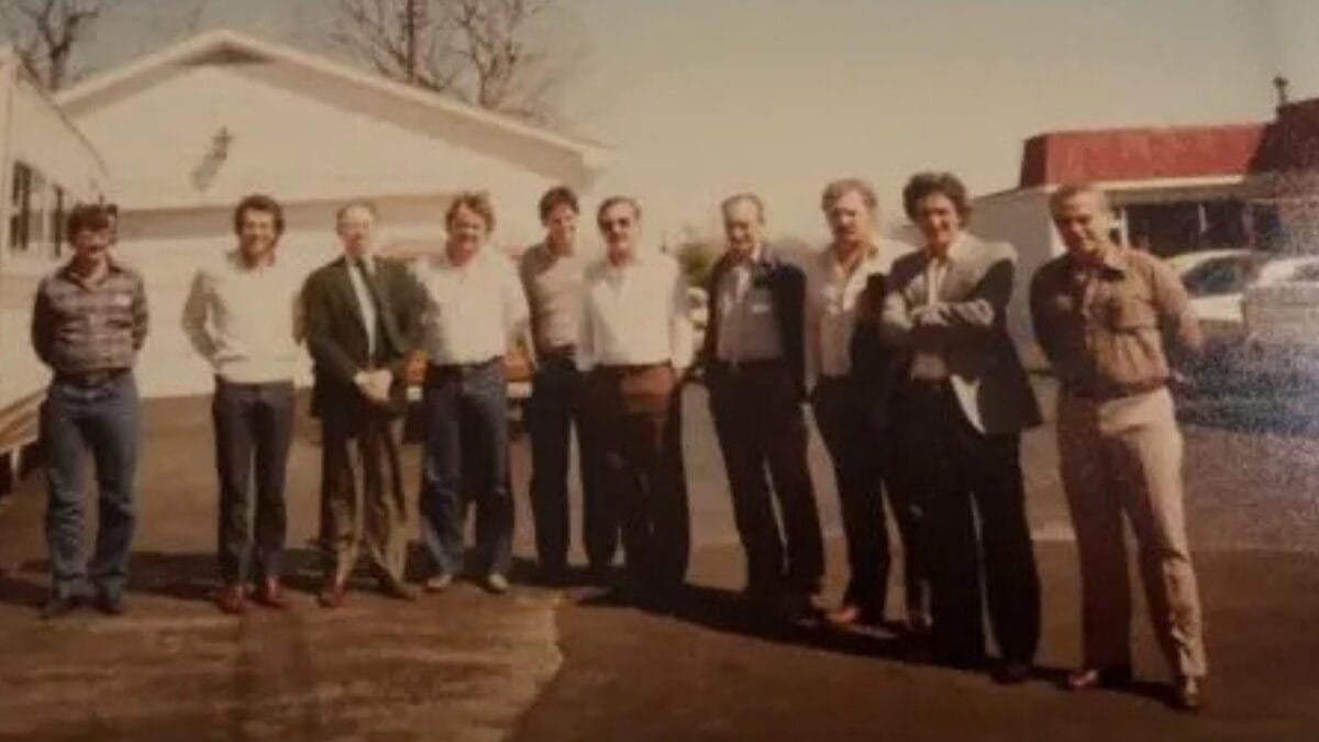 Edésio Brandalise (primeiro à esquerda na foto), na mesma visita em 1979, com técnicos e veterinários americanos