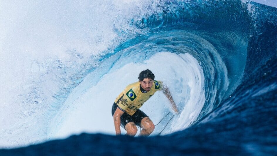 Yago Dora durante as finais do Circuito Mundial de Surfe